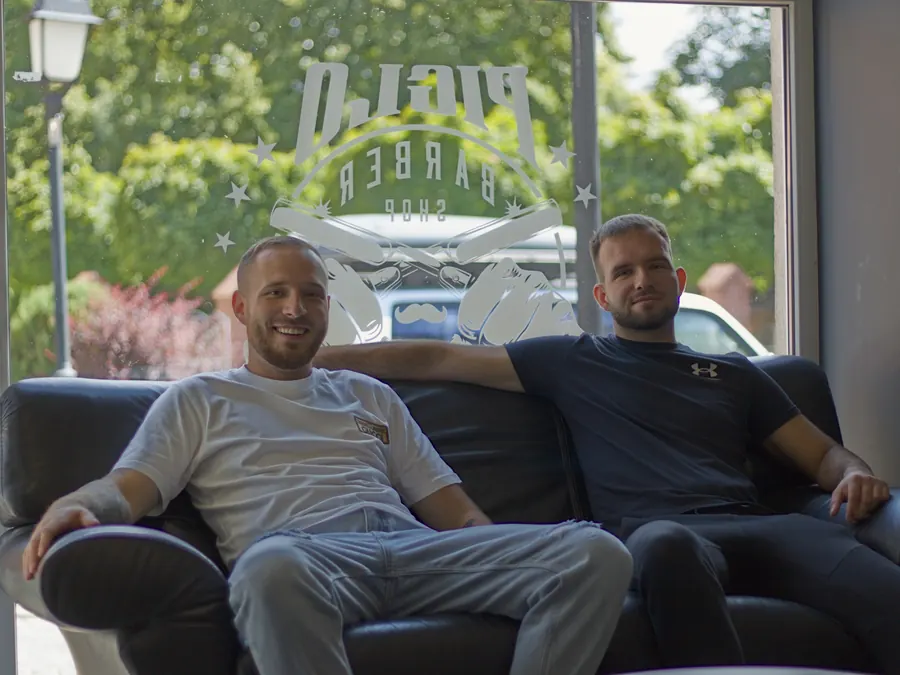 Barberzy z Piglobarbershop w Koninie na kanapie w poczekalni salonu