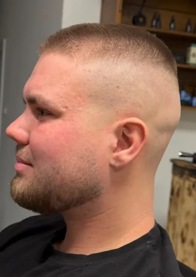 Krótki fade i wymodelowana broda po wizycie w barbershopie w Koninie