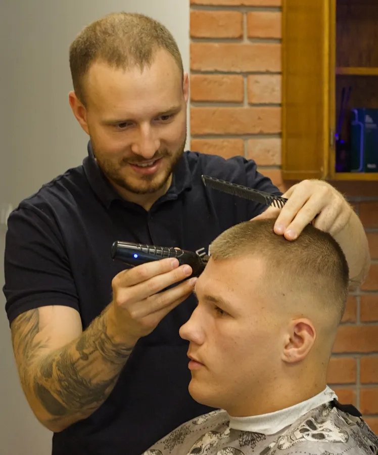 Barber strzyże klienta maszynką w Piglobarbershop w Koninie