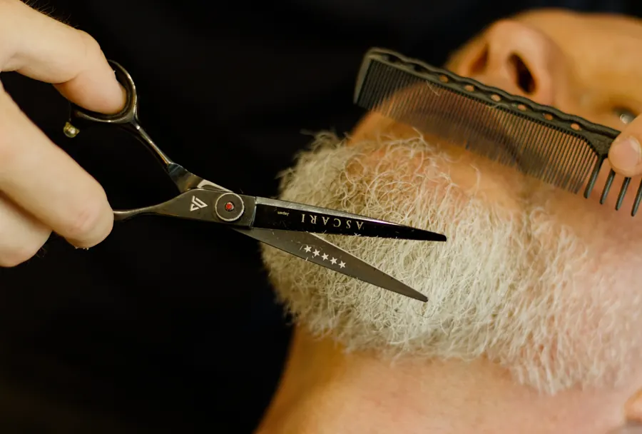 Przycinanie siwej brody nożyczkami i grzebieniem w Piglobarbershop w Koninie