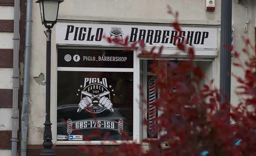 Witryna Piglobarbershop przy 3 Maja 42 w Koninie
