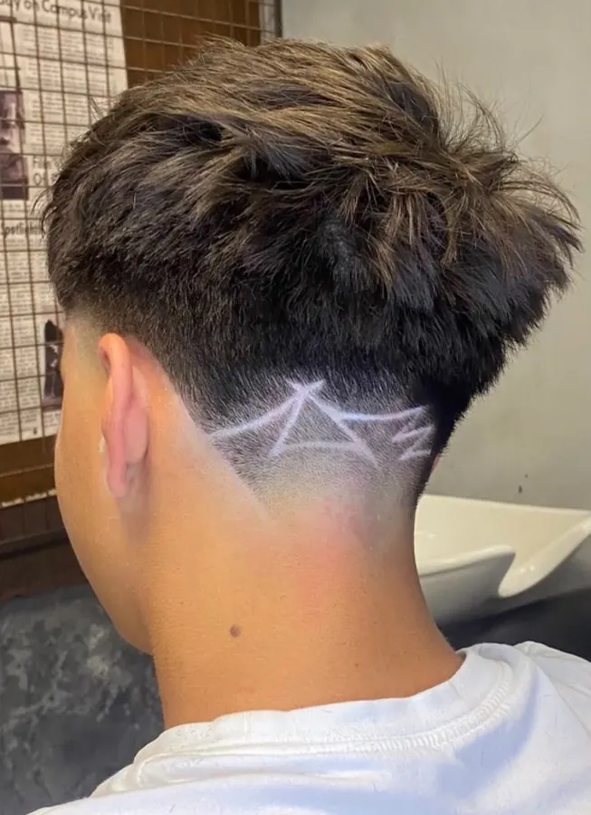 Wygolony maszynką wzór na karku, efekt strzyżenia w barbershopie w Koninie